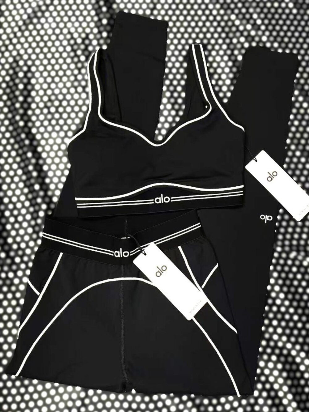 Brand New ALO Airbrush Heart Throb Yoga Set (Black & White) - Picture 1 of 11